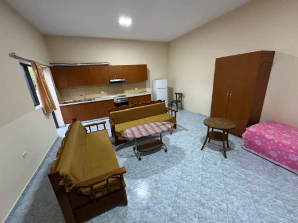 Tirane, jepet me qera garsonier Kati 1, 35 m² 200 € (Rrethi i Shkozes)