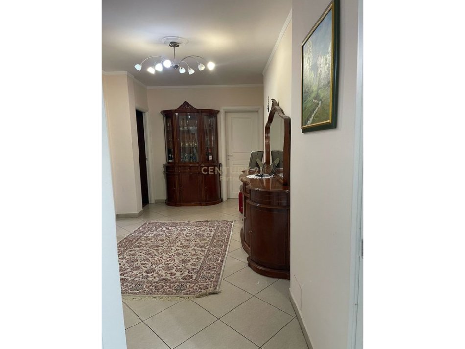 Tirane, shitet apartament 3+1+Aneks+Ballkon Kati 4, 123 m² 221.900 € (Globe, Rruga e Kavajes)