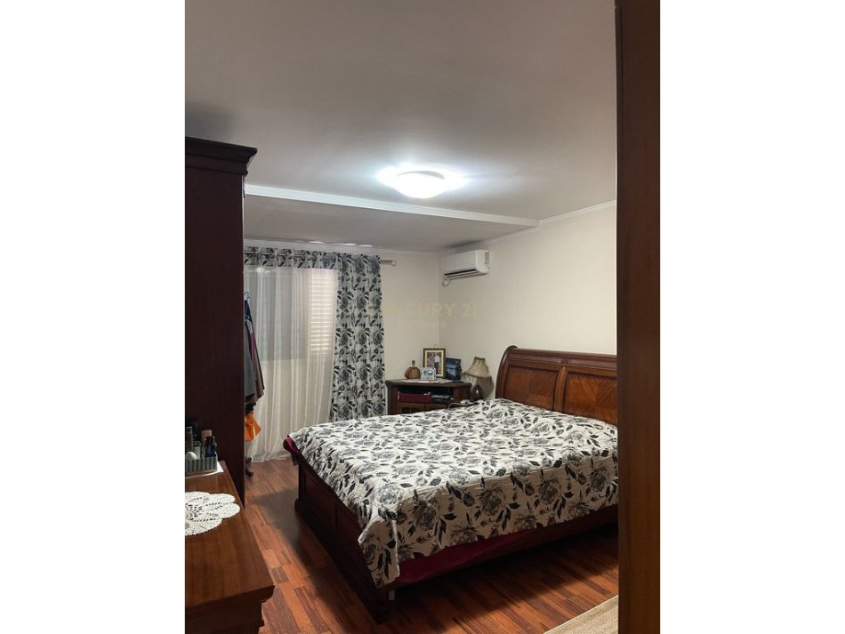 Tirane, shitet apartament 3+1+Aneks+Ballkon Kati 4, 123 m² 221.900 € (Globe, Rruga e Kavajes)