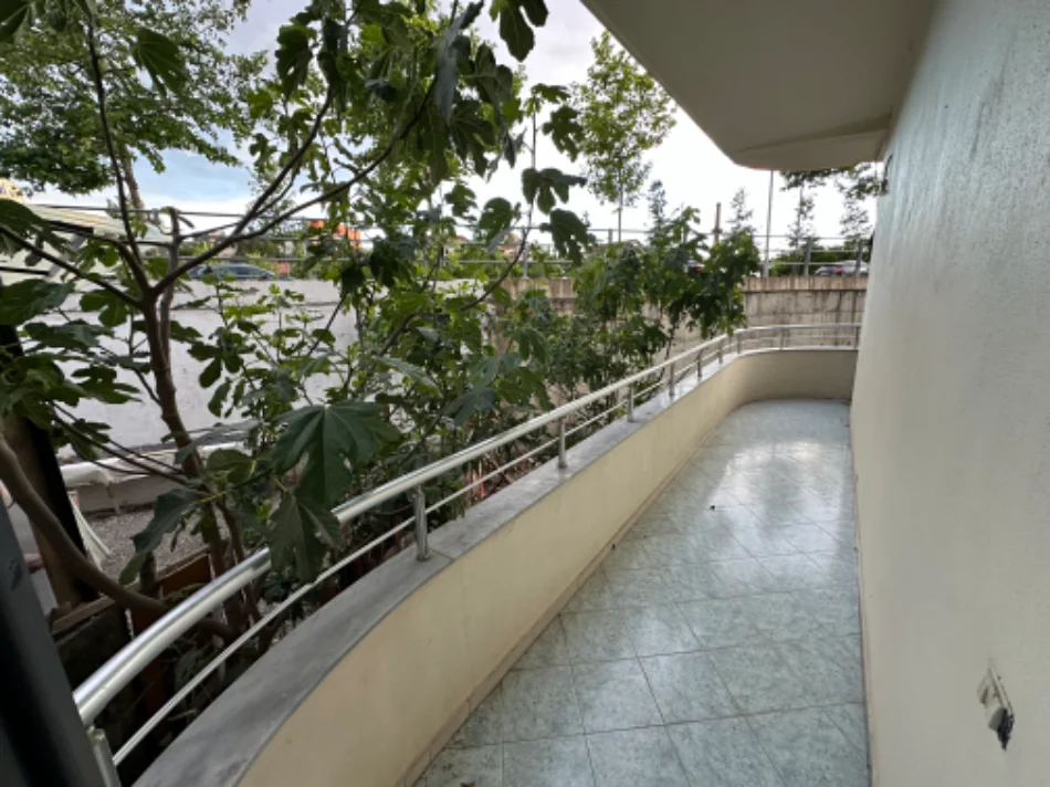 Tirane, jepet me qera garsonier Kati 1, 35 m² 200 € (Rrethi i Shkozes)