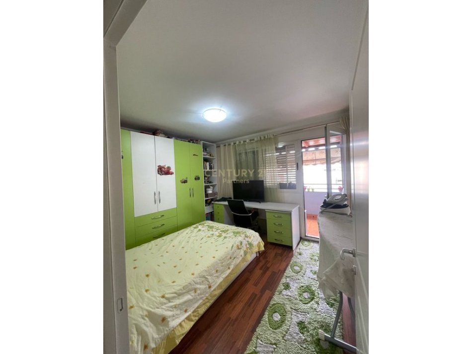 Tirane, shitet apartament 3+1+Aneks+Ballkon Kati 4, 123 m² 221.900 € (Globe, Rruga e Kavajes)