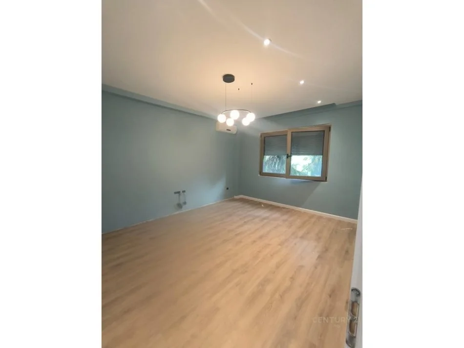 Tirane, jepet me qera zyre Kati 2, 116 m² 2.000 € (Bllok)