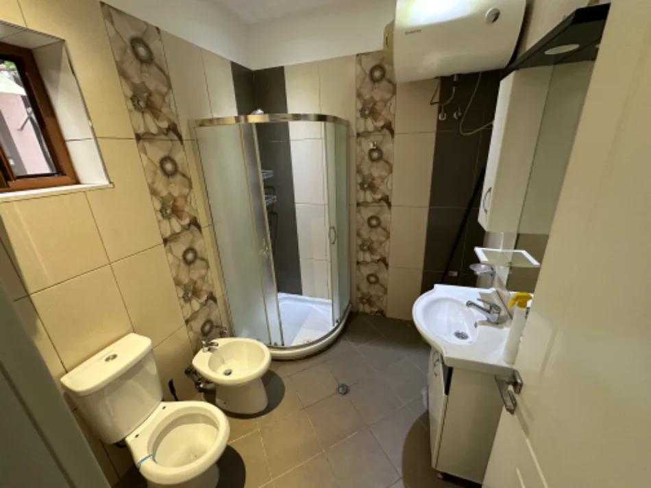 Tirane, jepet me qera apartament 2+1 Kati 1, 90 m² 450 € (Rrethi i Shkozes, Rruga Ali Shefqeti)