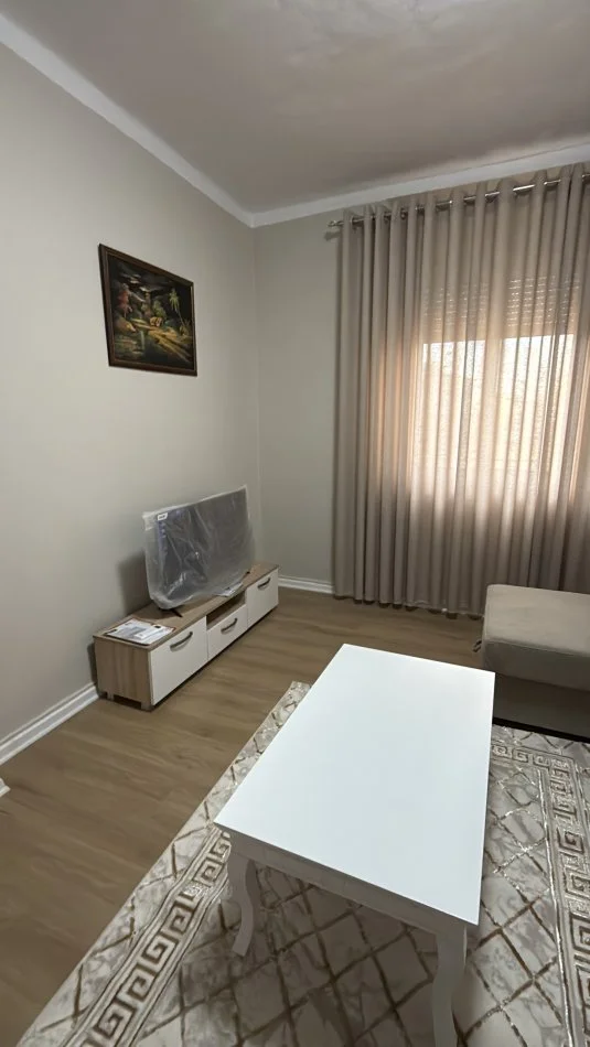 Tirane, jepet me qera 1+1+Aneks Kati 5, 63 m² 650 € (Bulevardi bajram curri prane kinemas Agim)