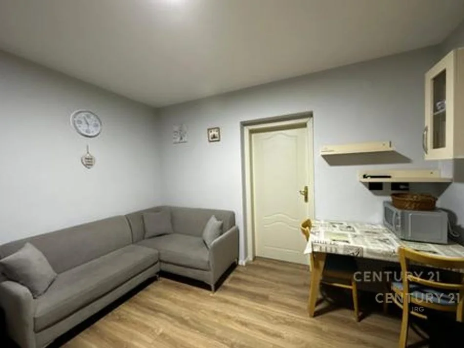 Tirane, jepet me qera apartament 1+1 Kati 4, 43 m² 350 € (Shkolla Bashkuar)