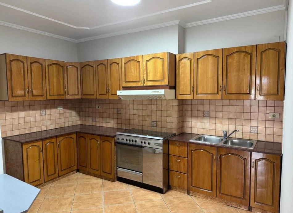 Tirane, jepet me qera zyre Kati 4, 178 m² 1.800 € (Sheshi Willsion)