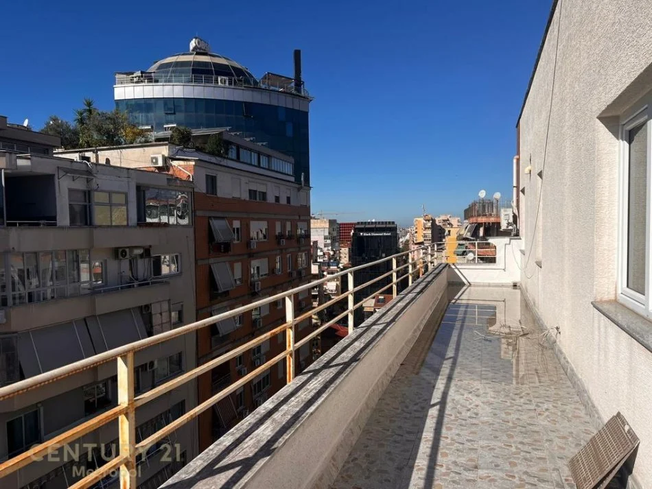 Tirane, jepet me qera apartament+verande | Penthouse 2+1+Aneks+Ballkon Kati 10, 294 m² 1.300 € (Selvia)
