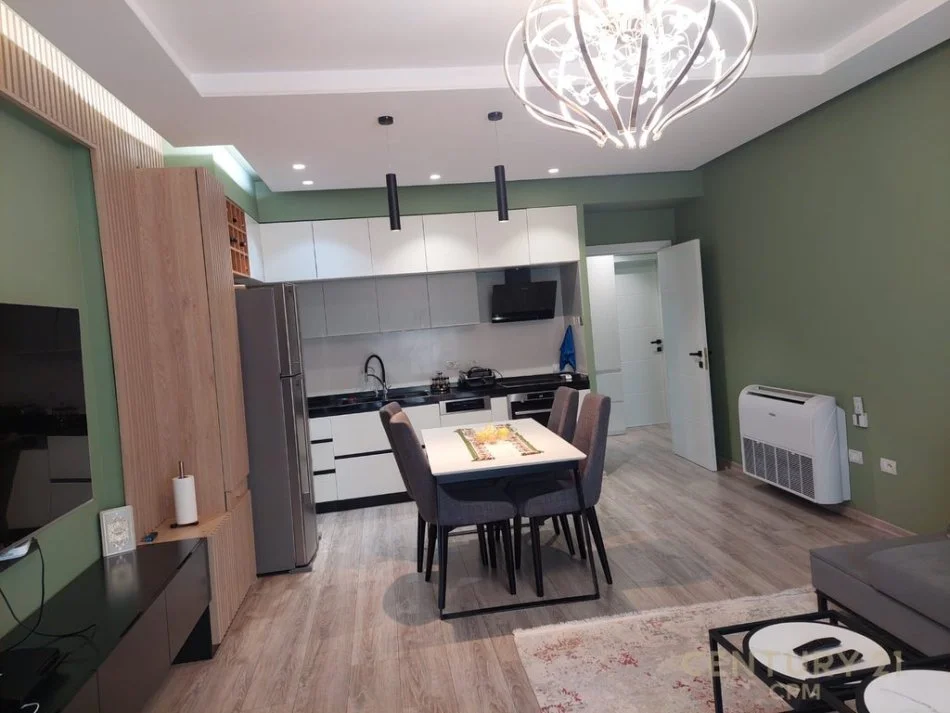 Tirane, jepet me qera apartament 3+1 Kati 3, 130 m² 950 € (Selvia)