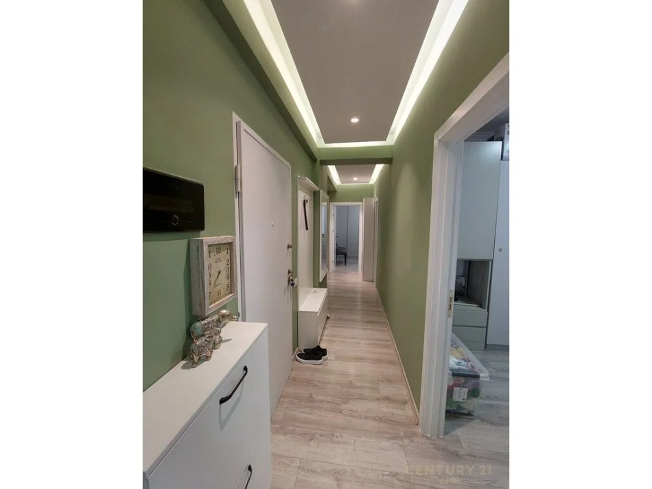 Tirane, jepet me qera apartament 3+1 Kati 3, 130 m² 950 € (Selvia)