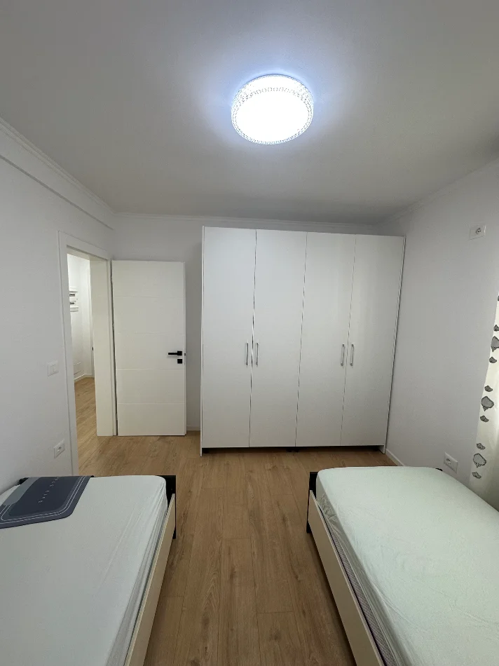 Tirane, jepet me qera apartament 2+1+Aneks+Ballkon Kati 4, 75 m² 650 € (Hasan ceka)