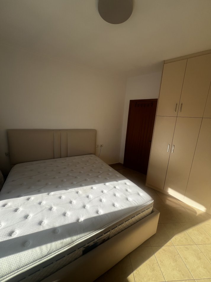 Tirane, shes Krevat super dopio + dyshek 400 €