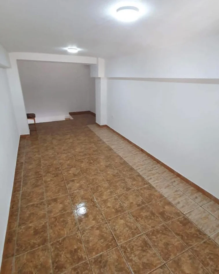 Tirane, jepet me qera ambjent biznesi Kati 0, 40 m² 270 € (Kombinat)