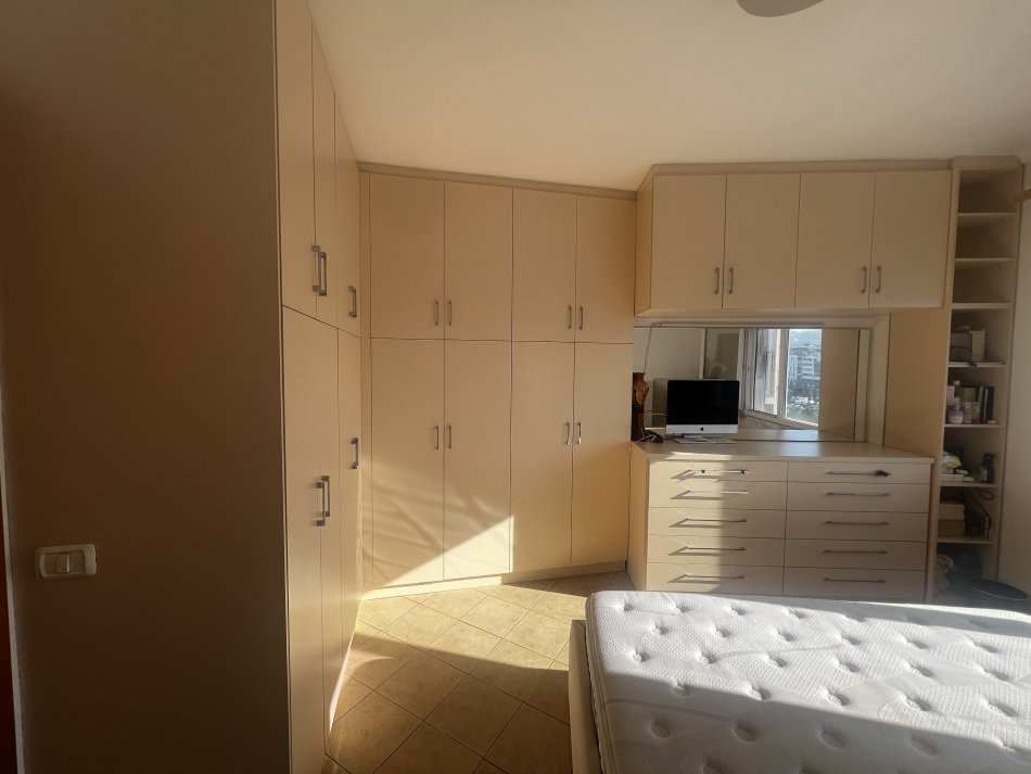 Tirane, shes Dollap (8 kanata) + komo (10 sirtare) + dollap me 4 kanata dhe pasqyre 1.000 €