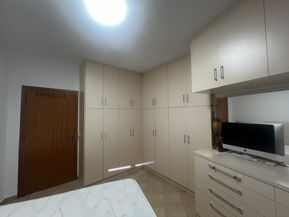 Tirane, shes Dollap (8 kanata) + komo (10 sirtare) + dollap me 4 kanata dhe pasqyre 1.000 €