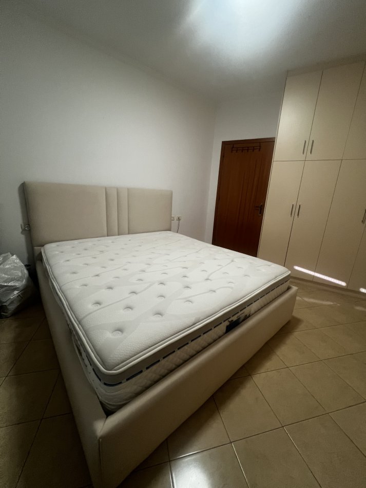 Tirane, shes Krevat super dopio + dyshek 400 €