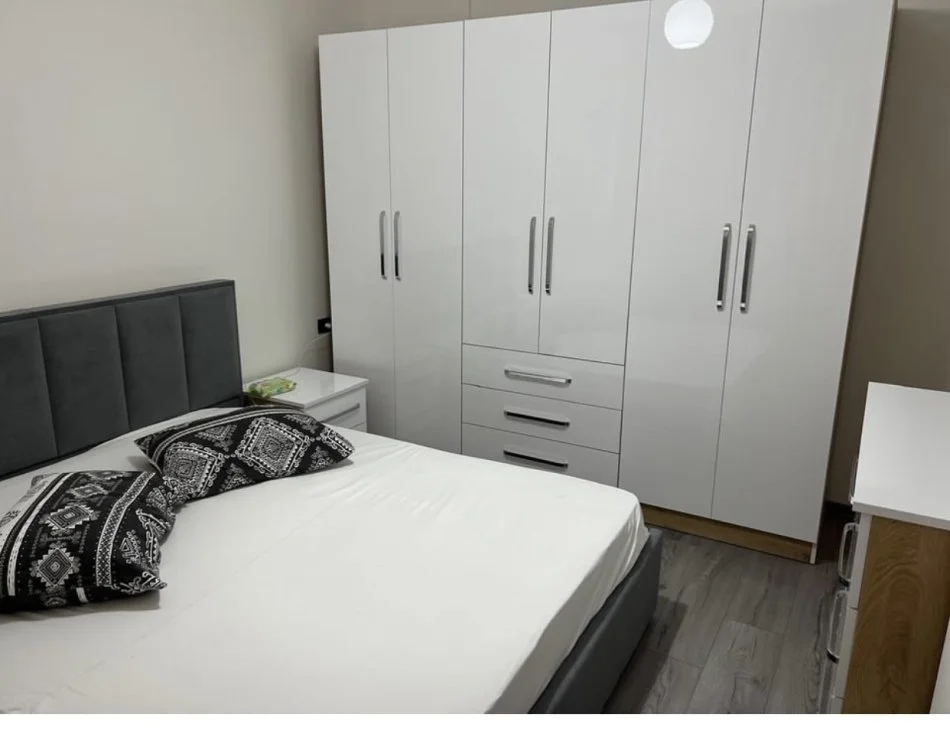 Tirane, jepet me qera apartament 1+1+Ballkon Kati 5, 60 m² 550 € (Rruga e kavajes)