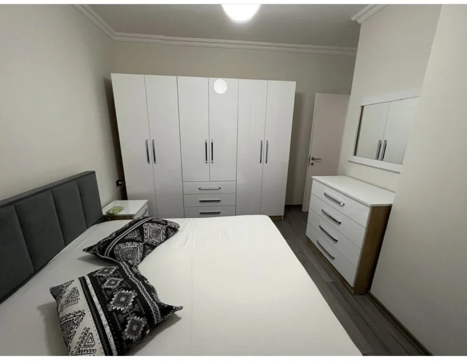 Tirane, jepet me qera apartament 1+1+Ballkon Kati 5, 60 m² 550 € (Rruga e kavajes)