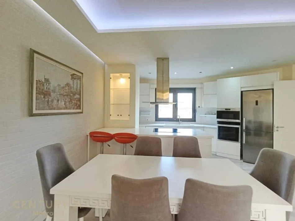 Tirane, jepet me qera apartament 2+1 , 1.500 € (Qender Tirane)