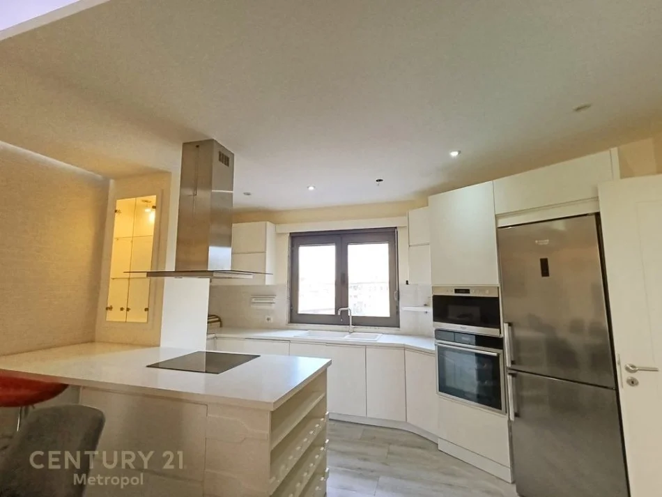 Tirane, jepet me qera apartament 2+1 , 1.500 € (Qender Tirane)