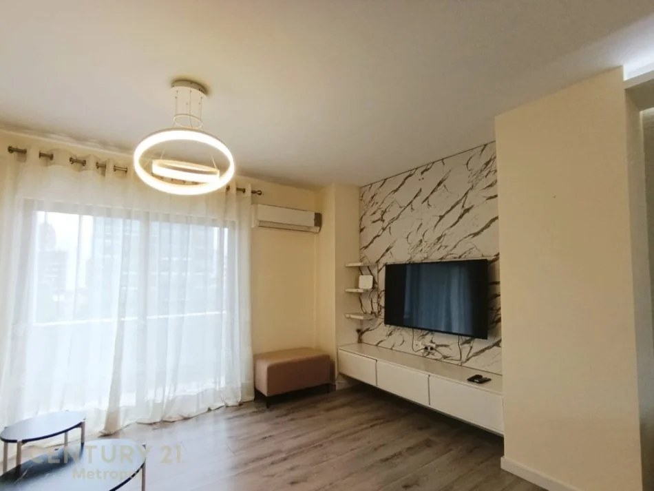 Tirane, jepet me qera apartament 2+1 , 1.500 € (Qender Tirane)