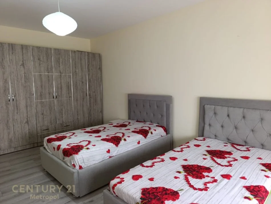 Tirane, jepet me qera apartament 2+1 , 1.500 € (Qender Tirane)