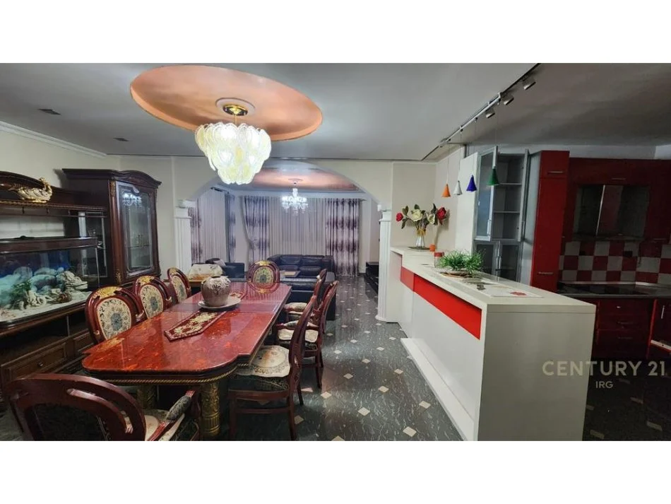 Tirane, jepet me qera apartament 3+1 Kati 4, 135 m² 800 € (Kristal Center)