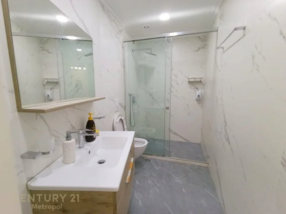 Tirane, jepet me qera apartament 2+1 , 1.500 € (Qender Tirane)