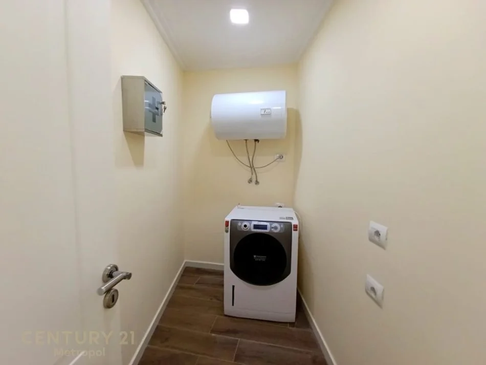 Tirane, jepet me qera apartament 2+1 , 1.500 € (Qender Tirane)