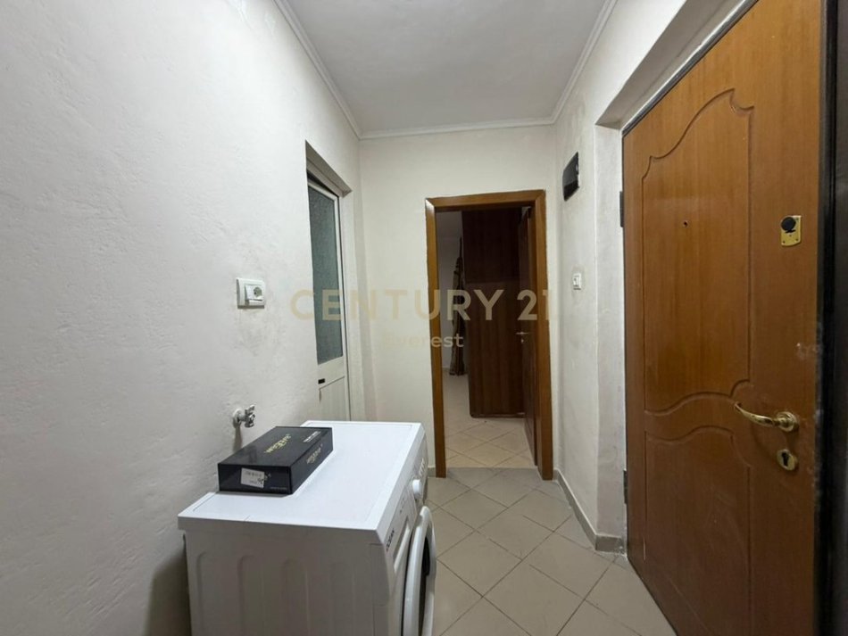 Tirane, shitet apartament 1+1 Kati 3, 51 m² 90.000 € (Shkolla e Bashkuar)
