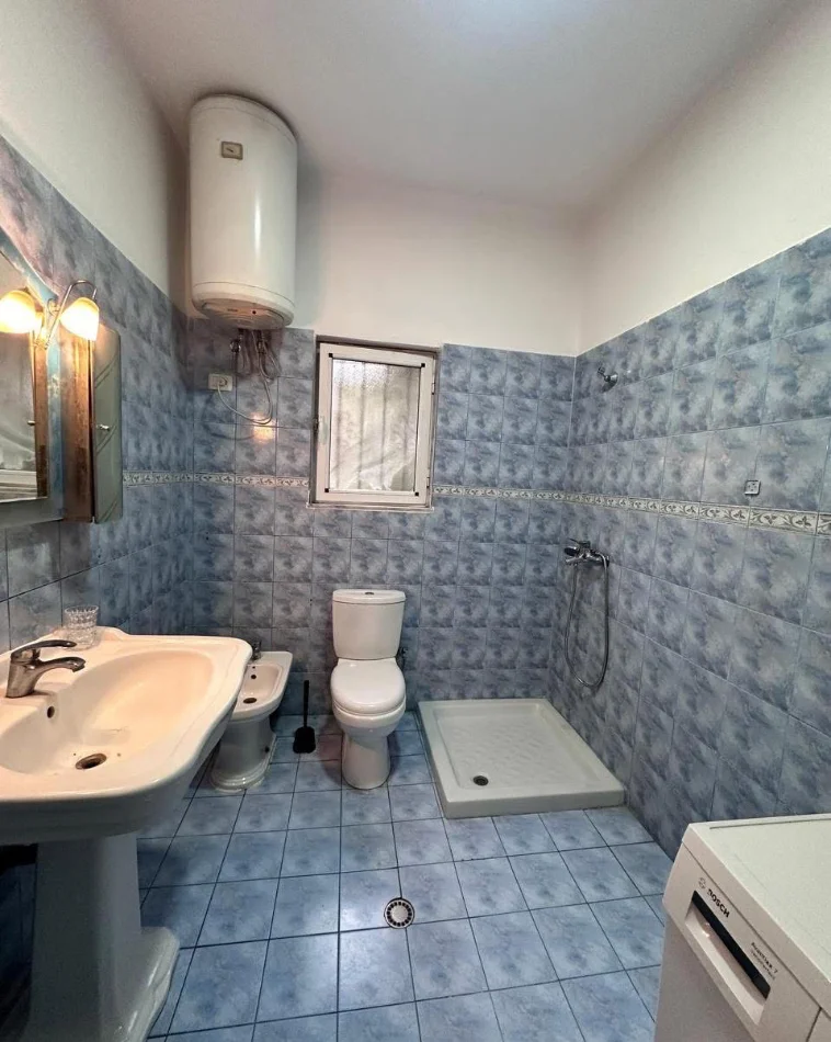 Tirane, jepet me qera apartament 1+1 , 68 m² 350 € (Rruga Idriz Guri)