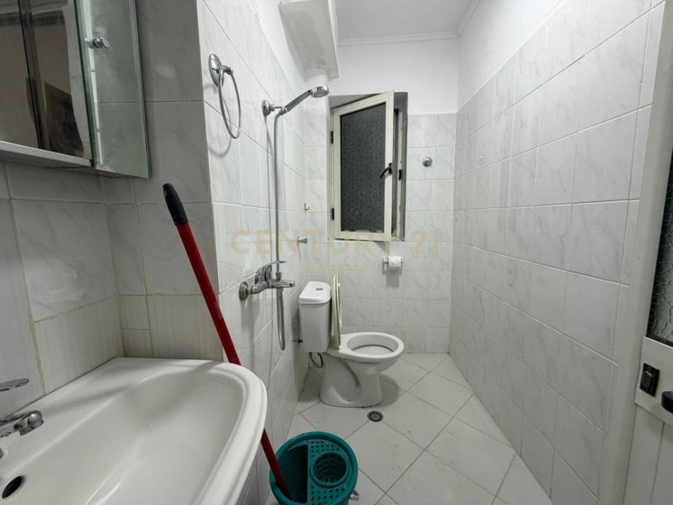 Tirane, shitet apartament 1+1 Kati 3, 51 m² 90.000 € (Shkolla e Bashkuar)