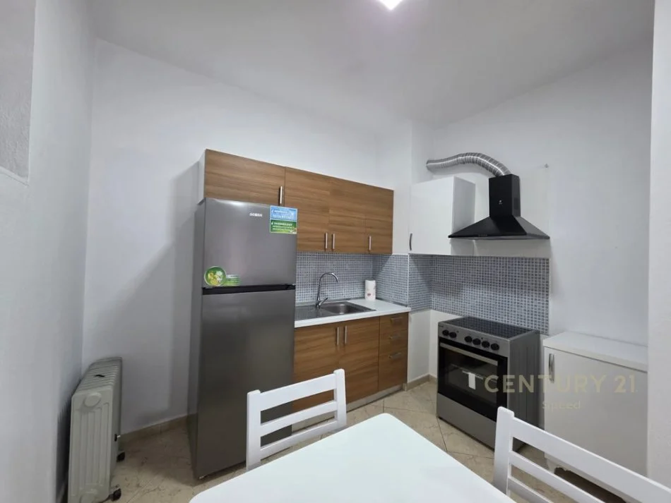 Tirane, jepet me qera apartament 1+1 Kati 3, 61 m² 500 € (E elbansanit)