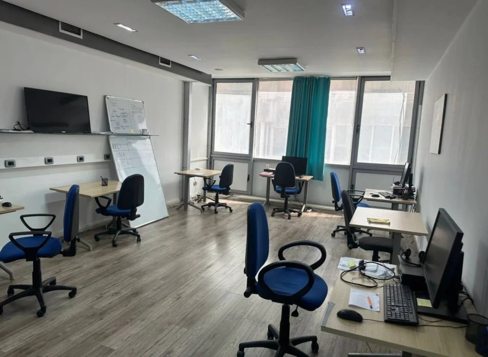 Tirane, jepet me qera ambjent biznesi Kati 2, 130 m² 700 € (Stacioni i Trenit, Durres)