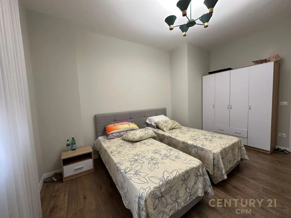 Tirane, jepet me qera apartament 2+1+Ballkon Kati 1, 120 m² 1.000 € 