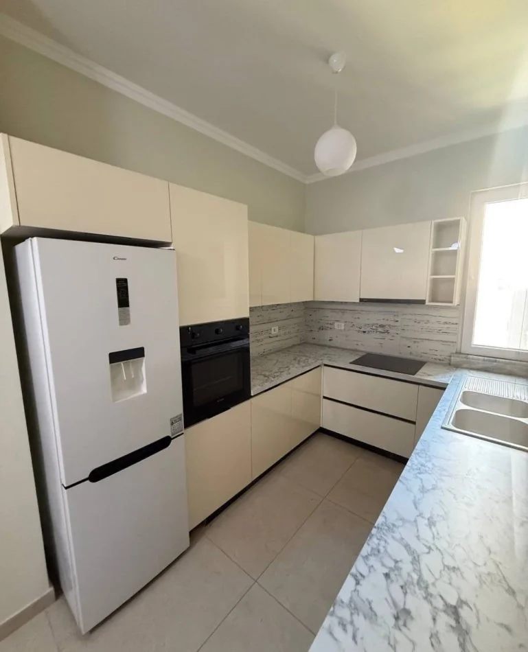 Tirane, jepet me qera apartament 2+1+Ballkon Kati 2, 120 m² 800 € (Prane Spitalit Amerikan 3)