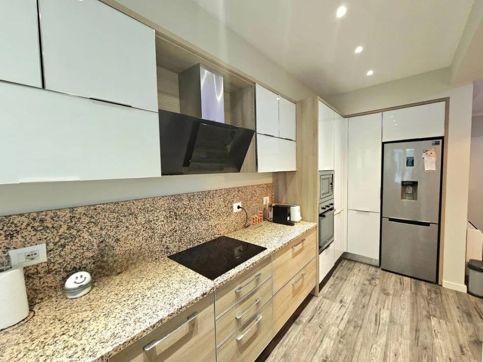 Tirane, jepet me qera apartament 2+1+Ballkon Kati 4, 1.200 m² 1.200 € 