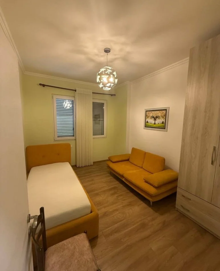 Tirane, jepet me qera apartament 2+1+Ballkon Kati 2, 120 m² 800 € (Prane Spitalit Amerikan 3)