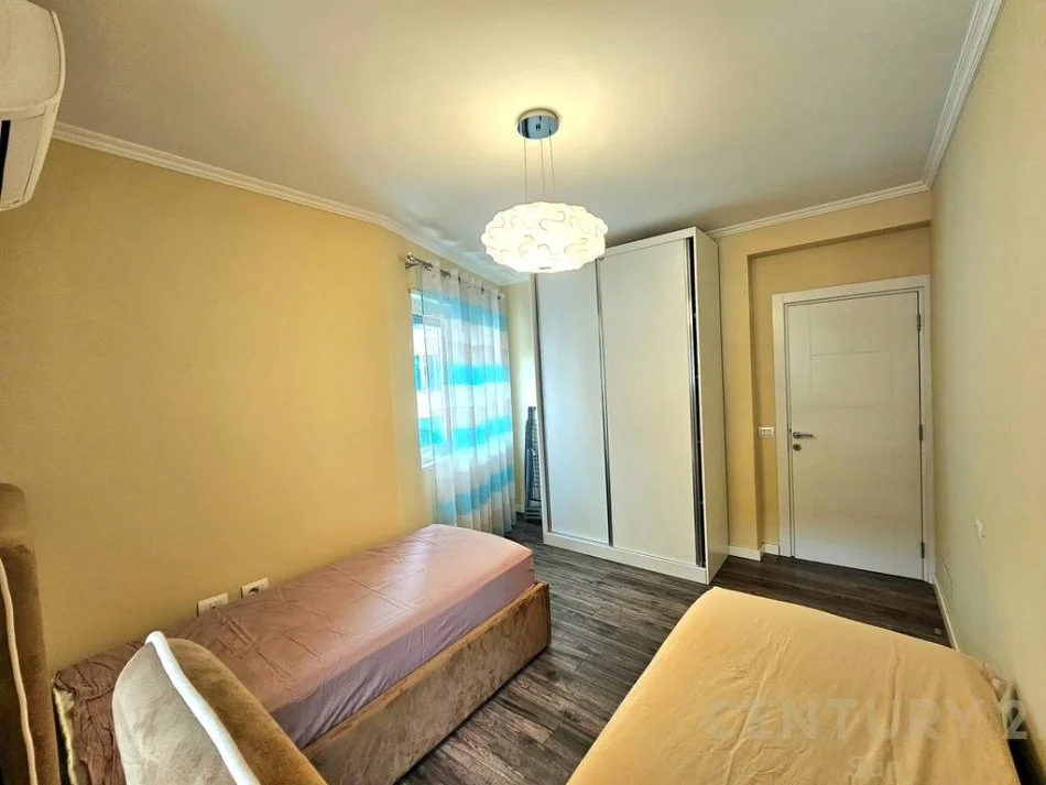 Tirane, jepet me qera apartament 2+1+Ballkon Kati 4, 1.200 m² 1.200 € 