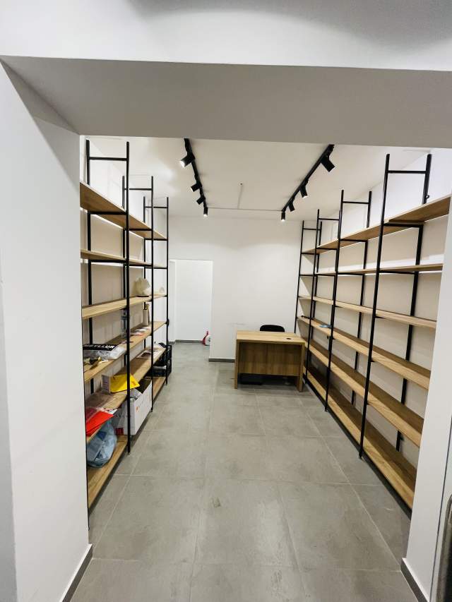 Tirane, jepet me qera Kati 1, 18 m² 550 Euro (Lord Bajroni)