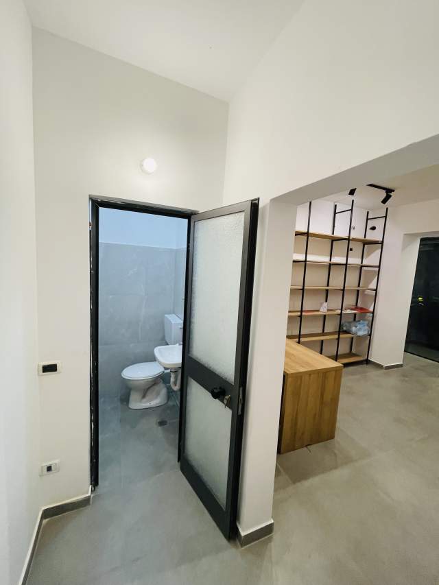 Tirane, jepet me qera Kati 1, 18 m² 550 Euro (Lord Bajroni)