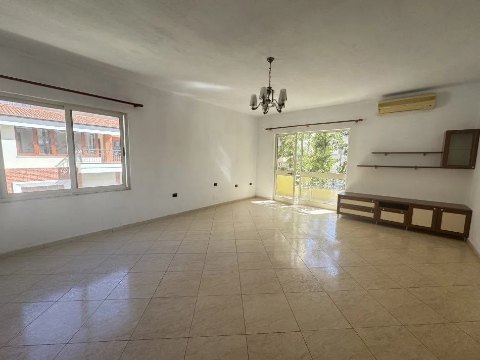 Tirane, jepet me qera Kati 3, 157 m² 800 € 