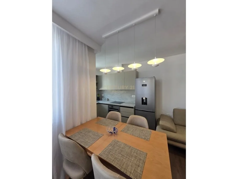 Tirane, jepet me qera apartament 2+1+Ballkon Kati 7, 90 m² 1.000 € 