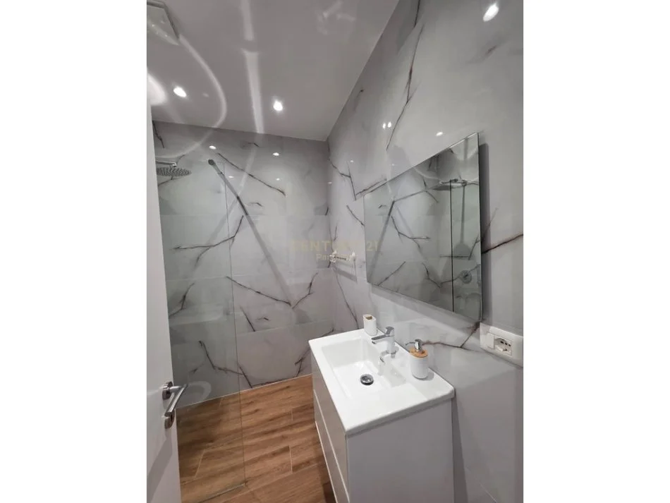 Tirane, jepet me qera apartament 2+1+Ballkon Kati 7, 90 m² 1.000 € 