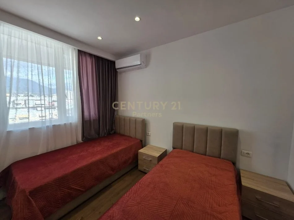 Tirane, jepet me qera apartament 2+1+Ballkon Kati 7, 90 m² 1.000 € 