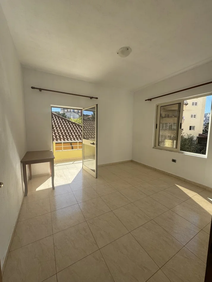 Tirane, jepet me qera Kati 3, 157 m² 800 € 