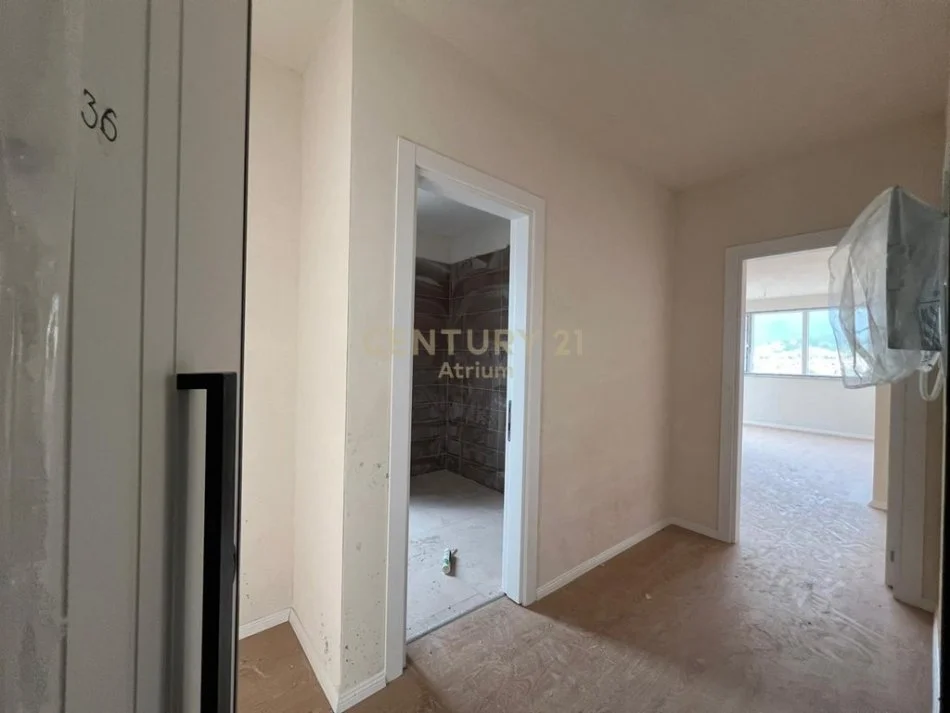 Tirane, shitet apartament 1+1+Ballkon Kati 8, 114 m² 145.000 € (Shkolla e Bashkuar)