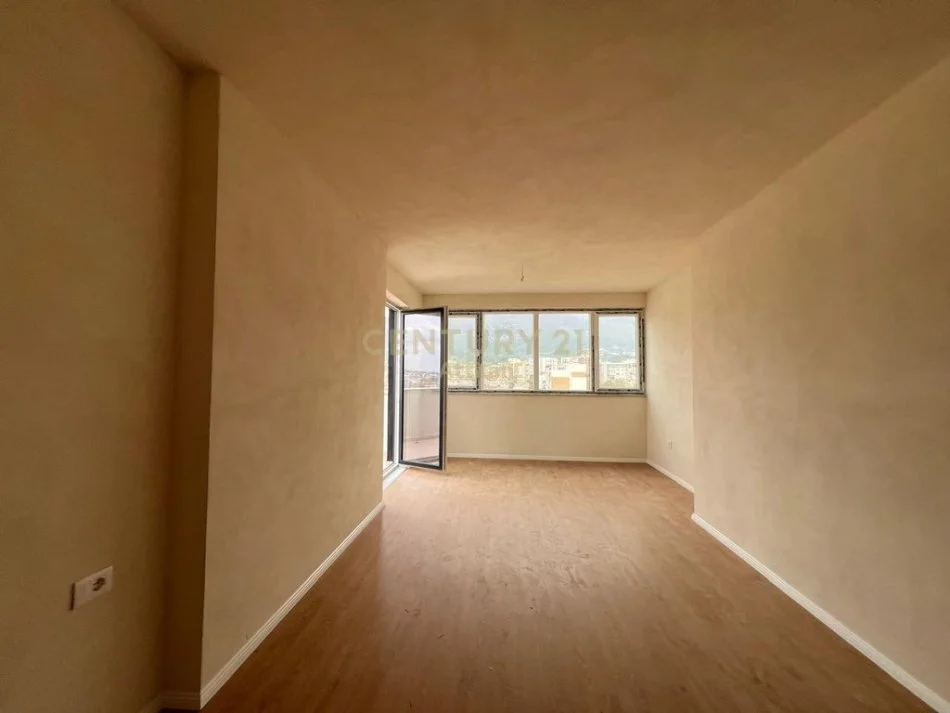 Tirane, shitet apartament 1+1+Ballkon Kati 8, 114 m² 145.000 € (Shkolla e Bashkuar)