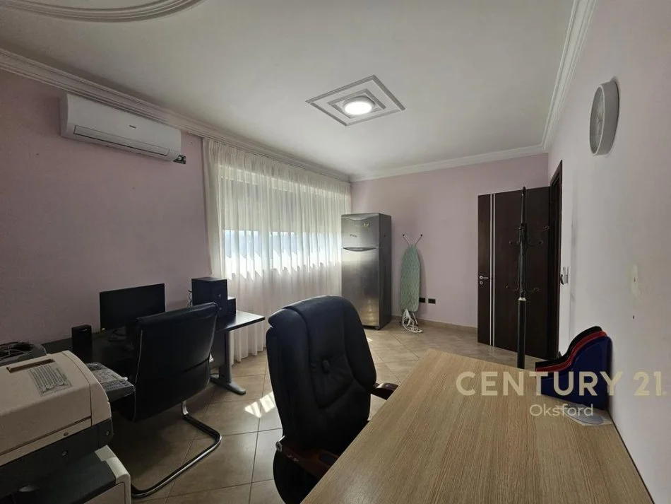 Tirane, jepet me qera apartament 3+1+Ballkon Kati 5, 159 m² 750 € 