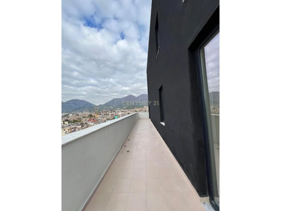 Tirane, shitet apartament 1+1+Ballkon Kati 8, 114 m² 145.000 € (Shkolla e Bashkuar)