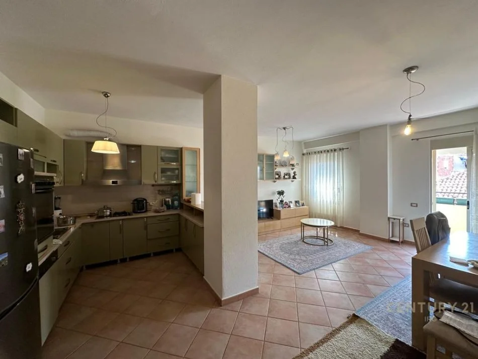 Tirane, jap me qera apartament 2+1 Kati 3, 106 m² 650 € (Don Bosko)